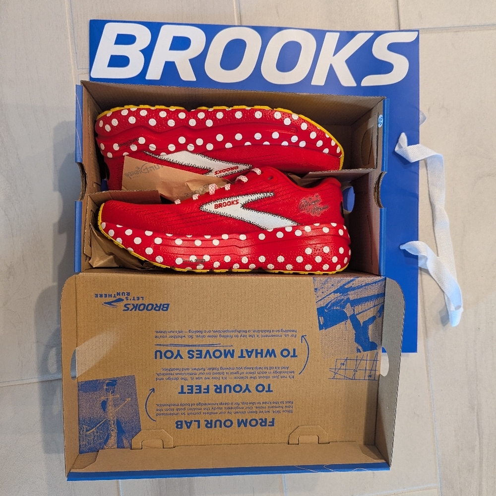 WOMEN'S 8.5 B run DISNEY BROOKS GHOST MAX 2 MINNIE MOUSE RUNNING SNEAKERS SHOE